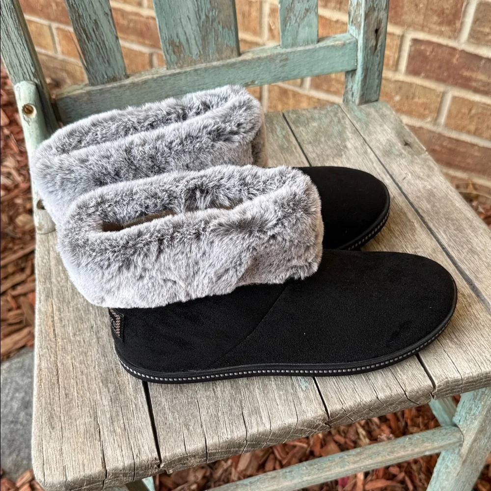 Skechers Ladies 7.5 Cozy Campfire Black and Gray Faux Fur Winter Boots
